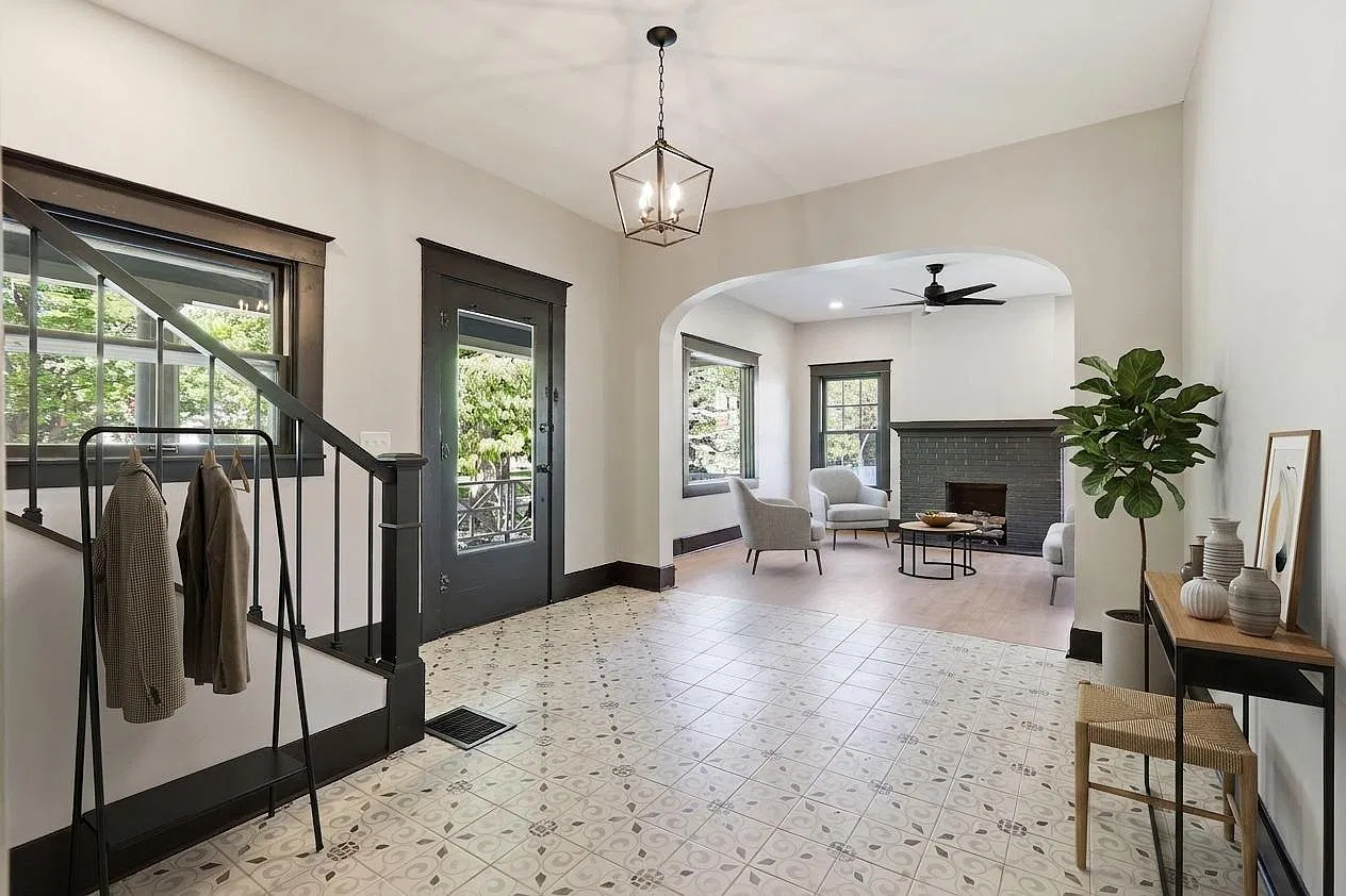 6 bed, 5009 sqft, $4,000 — Photo 1
