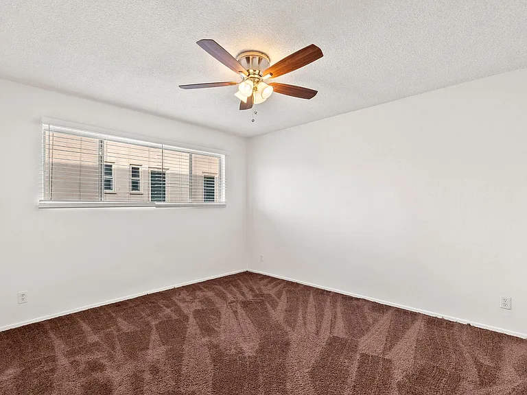 Spacious 2-Bedroom Apartment in Prime Location! One month free — Photo 8
