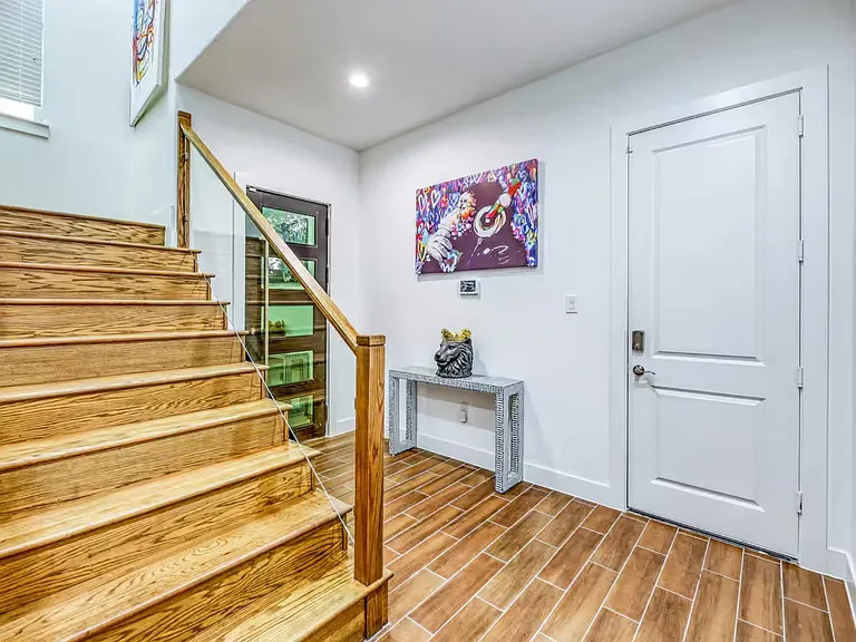 5215 Farmer St — Photo 4