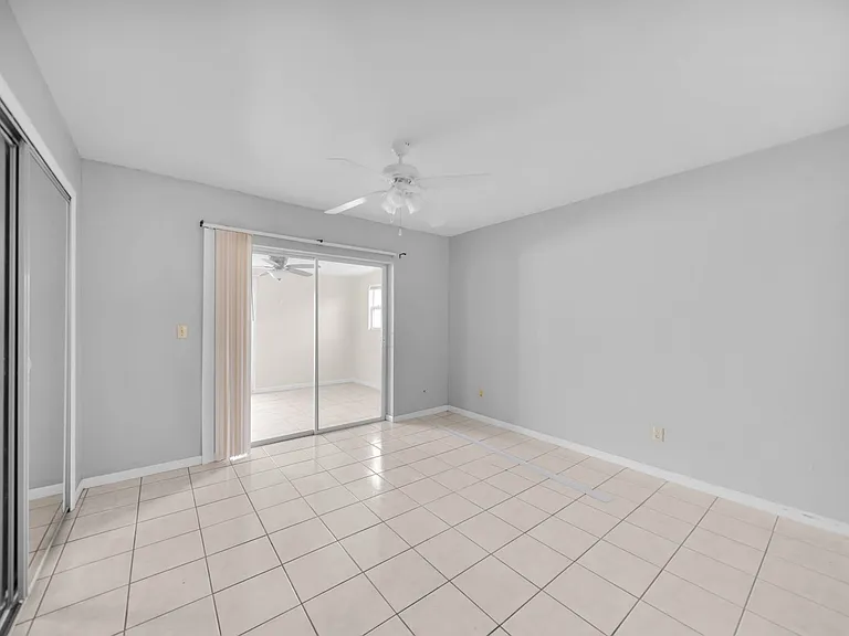 517 SE 23rd Pl — Photo 12