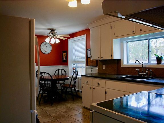 5th image of 33 Carnation Dr