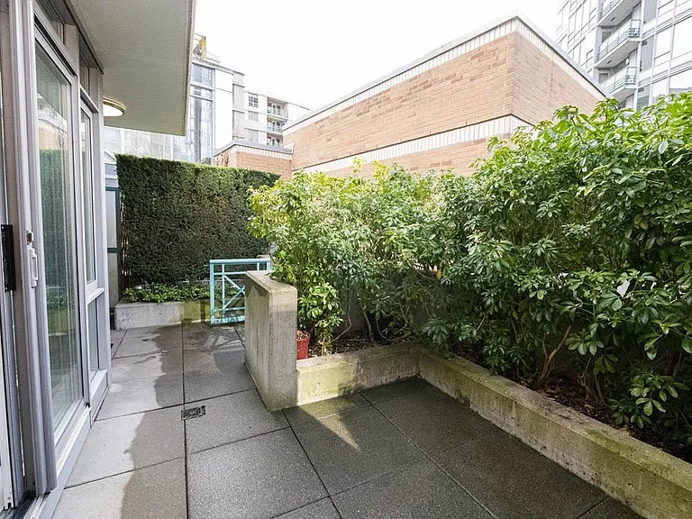 1033 Marinaside Cres #2M — Photo 19