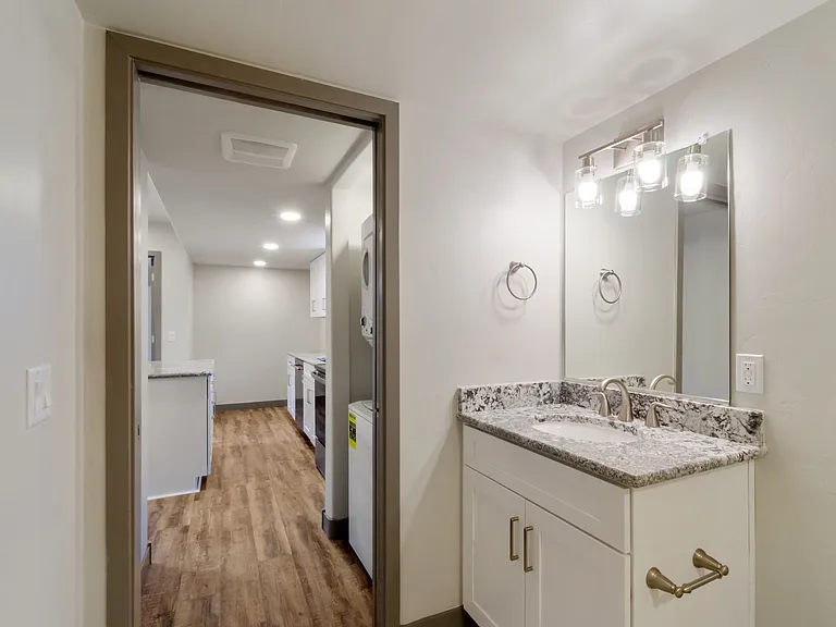 1720 E Edison St — Photo 20