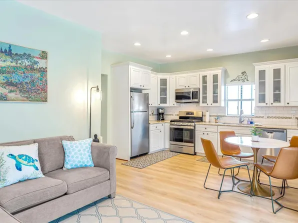 220 8th St, Pacific Grove, CA 93950