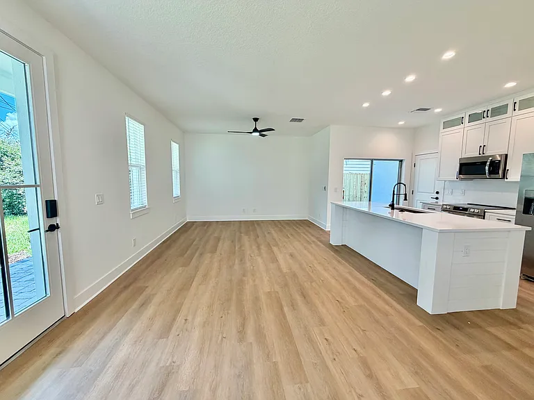 1219 E Esther St — Photo 6