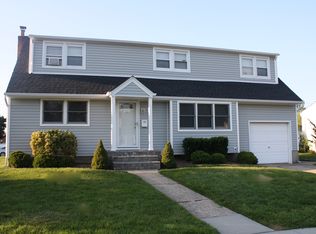 26 Alan Crest Dr, Hicksville, NY 11801