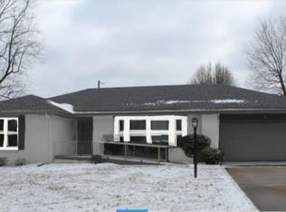 2312 E Meadow Dr, Springfield, MO 65804