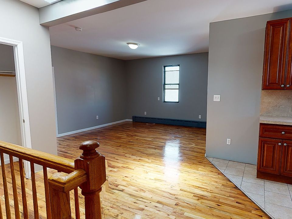 1st image of 25 Port Richmond Ave #2