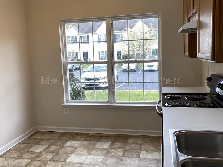 2909 Broyhill Ct — Photo 6