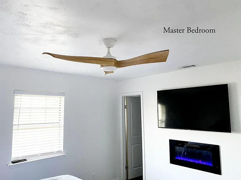 1032 Greg St — Photo 7