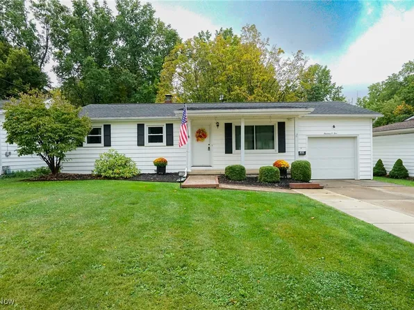 1405 Red Oak Dr, Girard, OH 44420