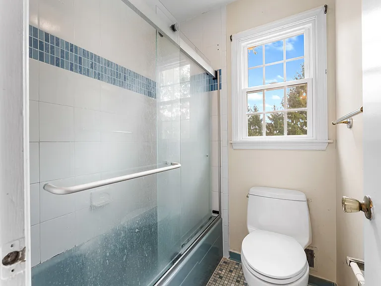 2nd full bathroom has tub and shower!
