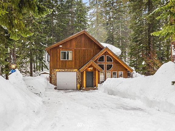 Lots of room for parking as you approach this welcoming front entrance.  Beautiful wood exterior, metal roofing and ample windows to bring in the natural light throughout the house.