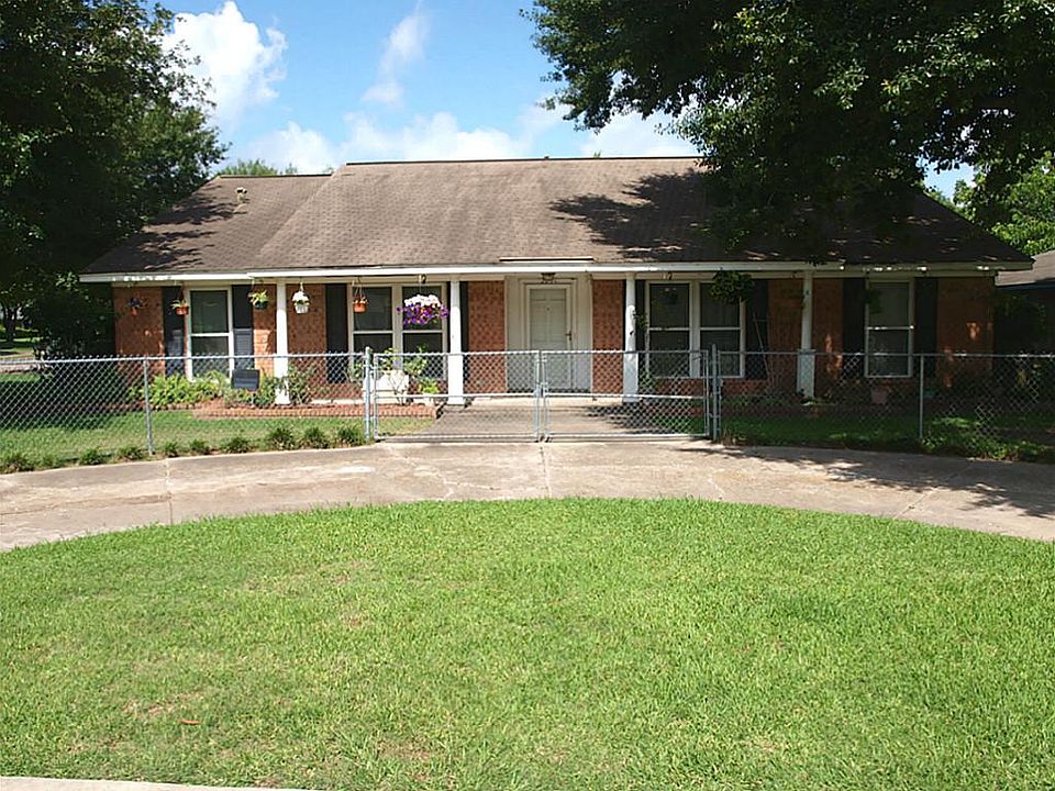 Front view of this corner lot home!