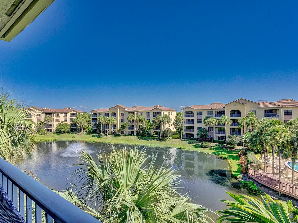 500 Uno Lago Dr #402