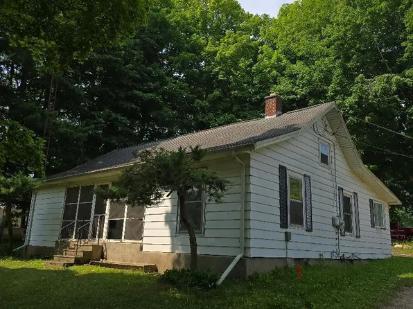 12402 N Red Bud Trl, Buchanan, MI 49107