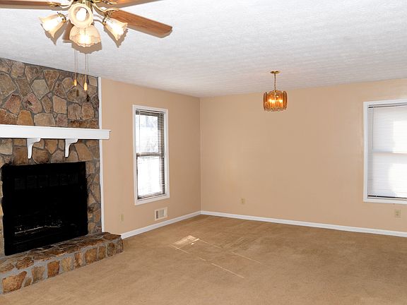 5th image of 588 Hearth Pl