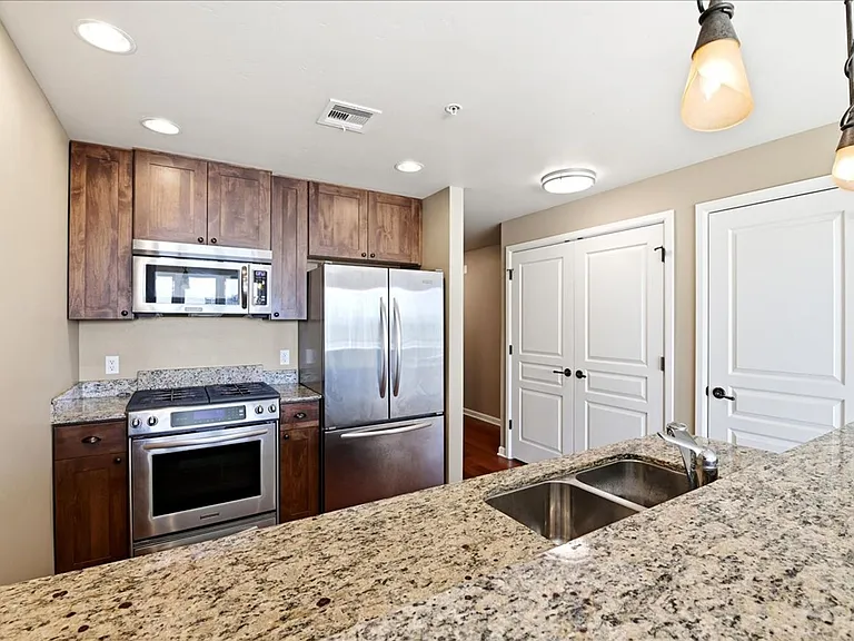 323 W Jefferson #503 — Photo 9