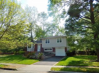 17 W Park Dr, Old Bethpage, NY 11804