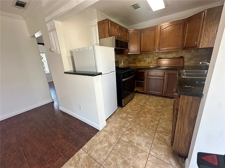 1610 E Chevy Chase Dr — Photo 10