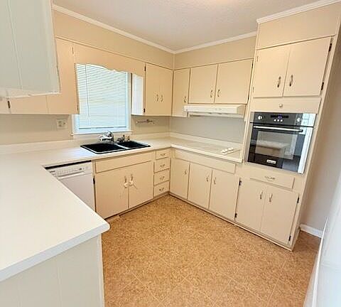 3rd image of 1204 Edgewood Dr