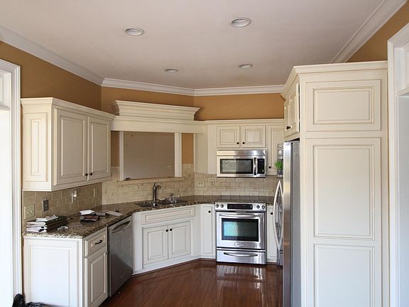 4th image of 104 Club House Ct