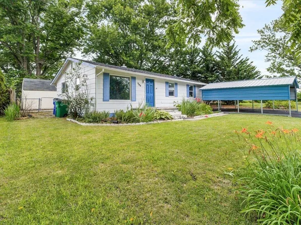 590 Agee St NW, Christiansburg, VA 24073