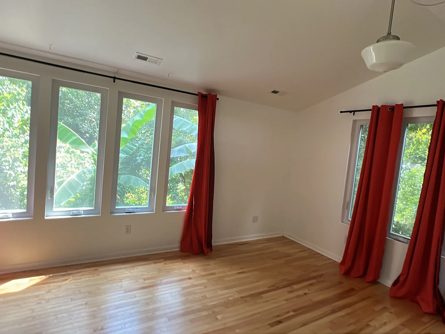 3 bed, 1.5 bath, 1374 sqft, $1,900 — Photo 4