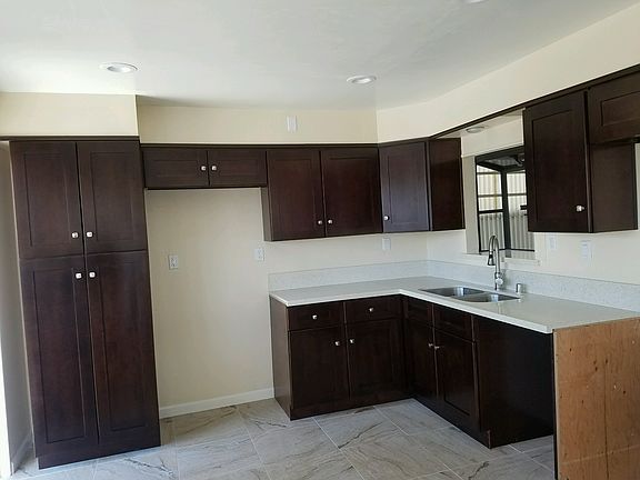 4th image of 516 E 24th St