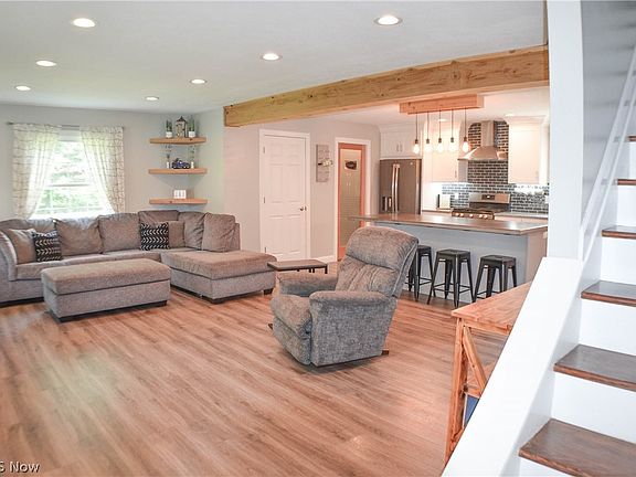 3rd image of 417 Crestwood Dr
