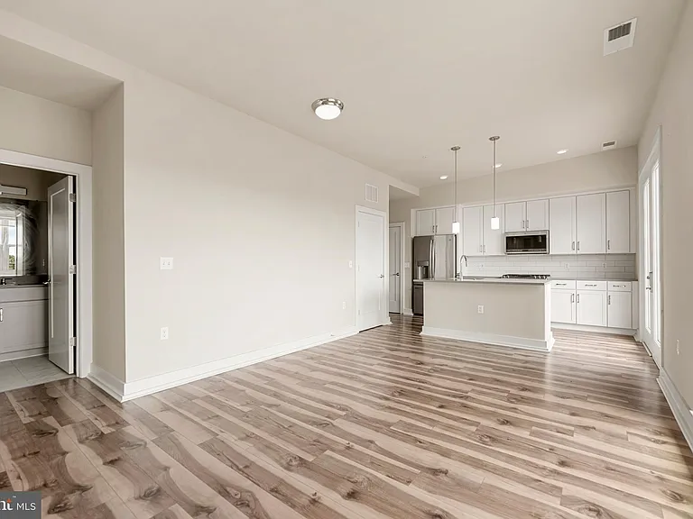 1800 Mount Vernon Ave #401 — Photo 3