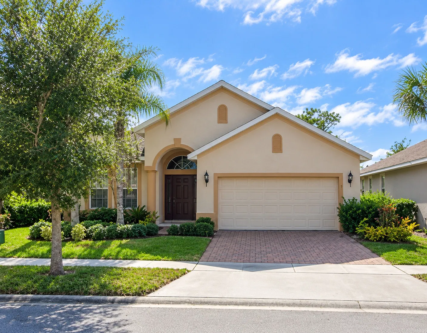 4/2 Lake View Home ! — Photo 1