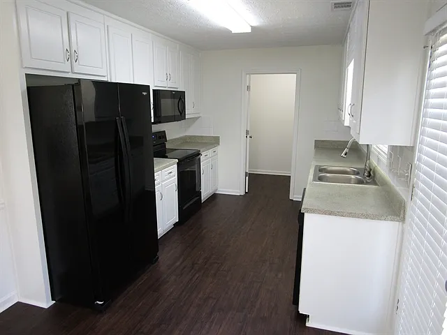3 bed, 2.0 bath, 1695 sqft, $1,960 — Photo 2