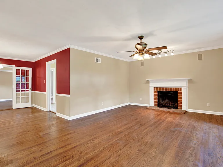 331 Oxford Dr — Photo 4