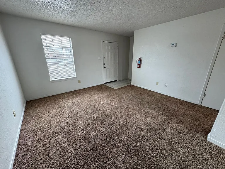 1006 Eastside Dr — Photo 2