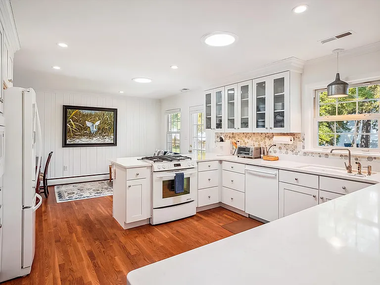 532 Trippe Ave — Photo 9