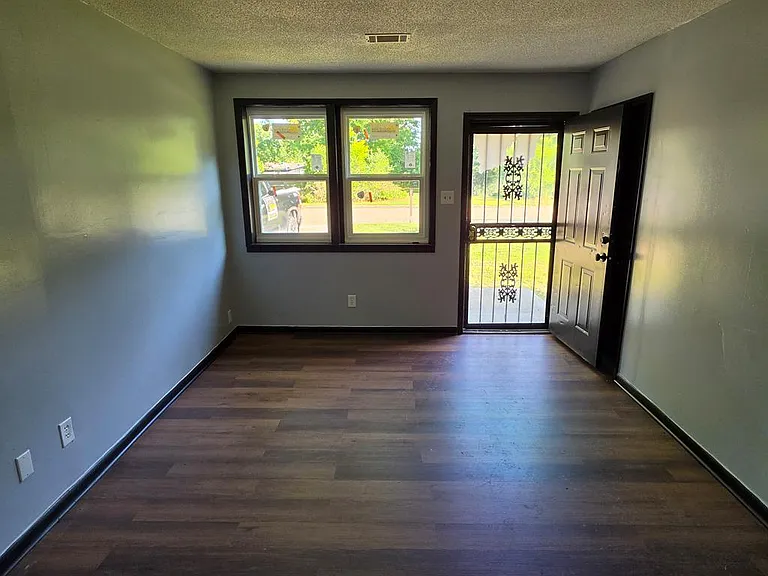1900 Van Buren Ave — Photo 5