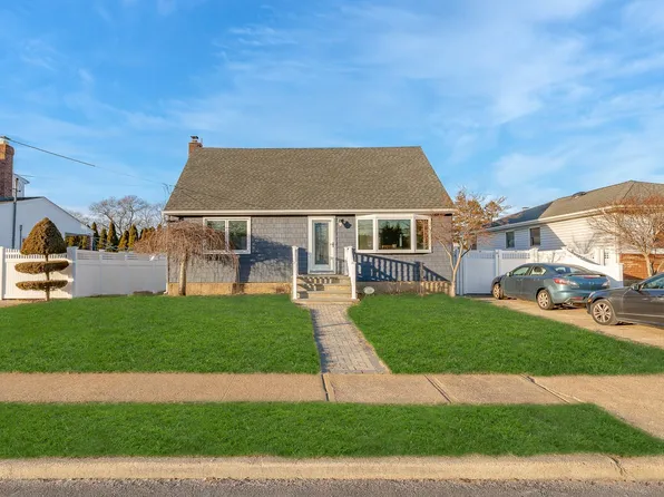 121 Rhode Island Avenue, Massapequa, NY 11758