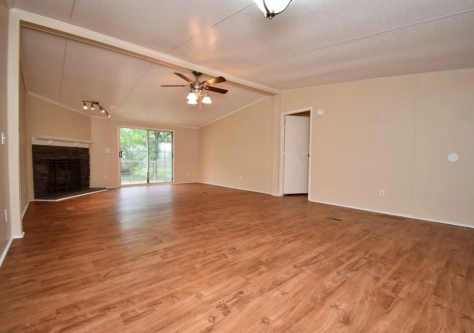 Spacious 3 Bed 2 Bath Trailer — Photo 3