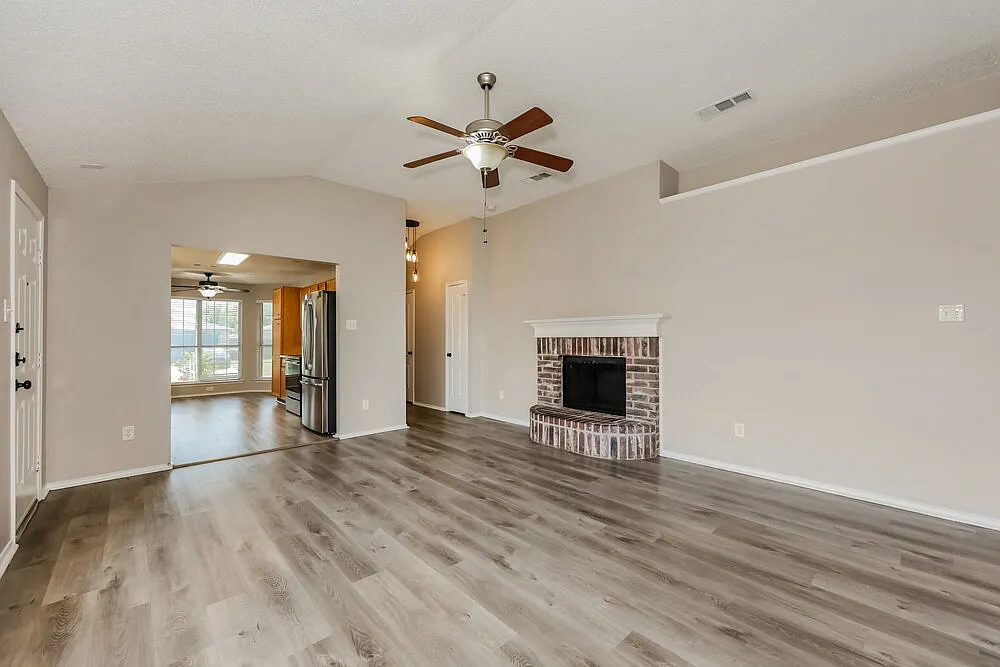 3 bed, 2.0 bath, 1307 sqft, $2,145 — Photo 4