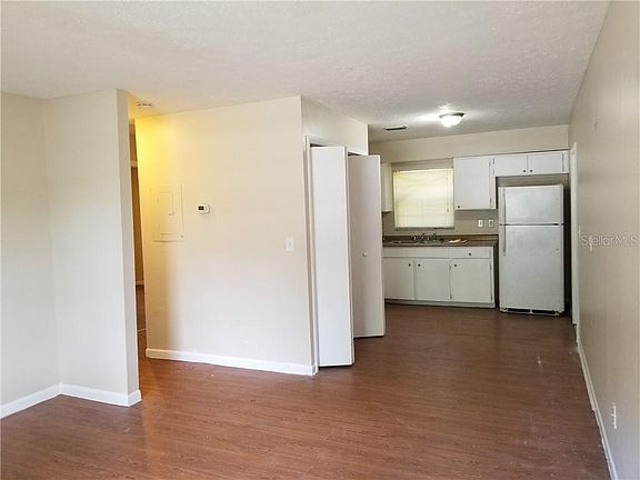 3rd image of 1104 E Bougainvillea Ave APT B