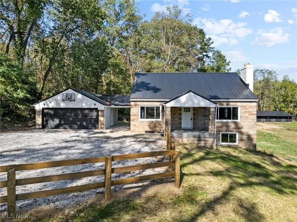 1043 Krumroy Rd, Akron, OH 44306