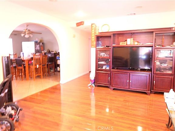 4th image of 310 Branch St