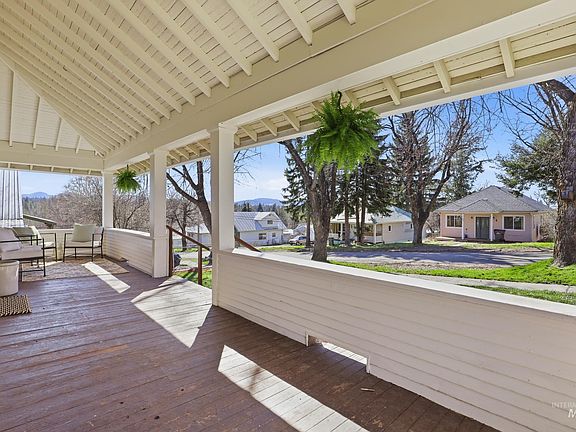 5th image of 725 Elm St