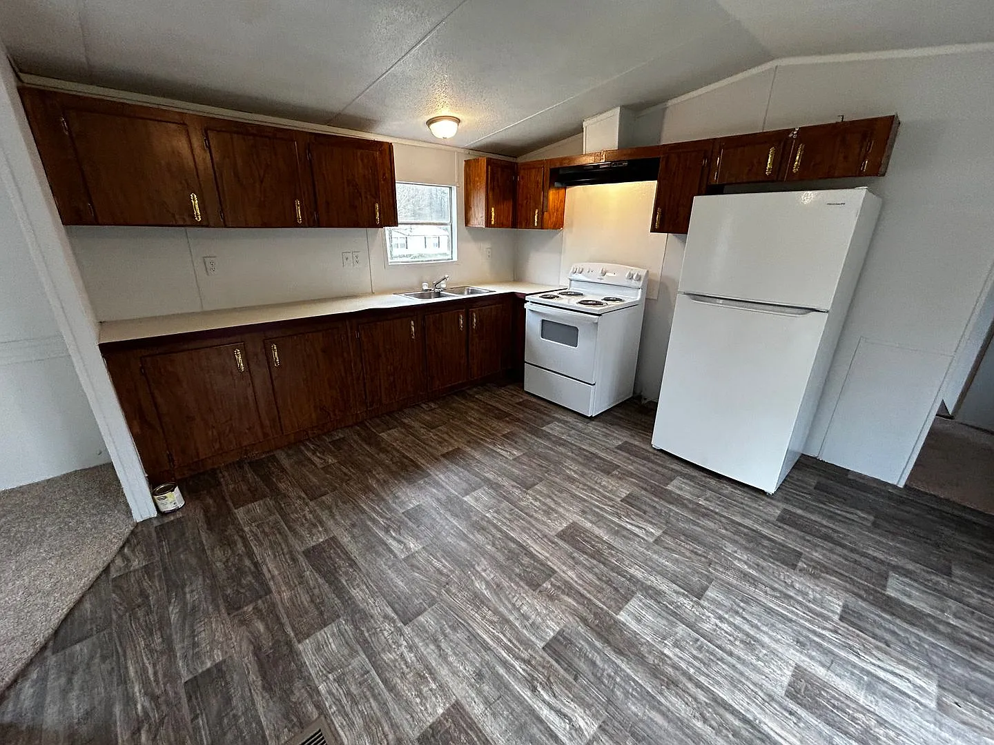 79 Phoenix Dr — Photo 3
