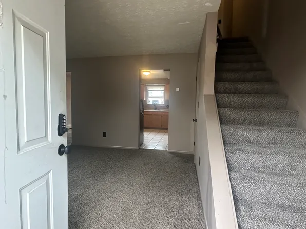 1090 Patricia Dr #1080, Girard, OH 44420