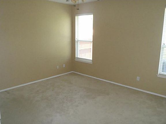 5th image of 11904 Hickory Cir