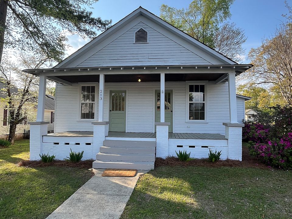 1,600 Sq feet Charming Home, 10 feet ceilings, new windows and refinished hardwood floors.