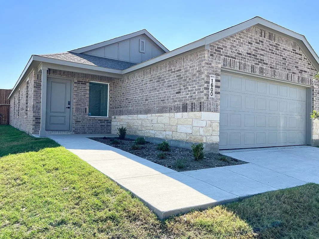 4 bed, 2.0 bath, 1630 sqft, $1,700 — Photo 1