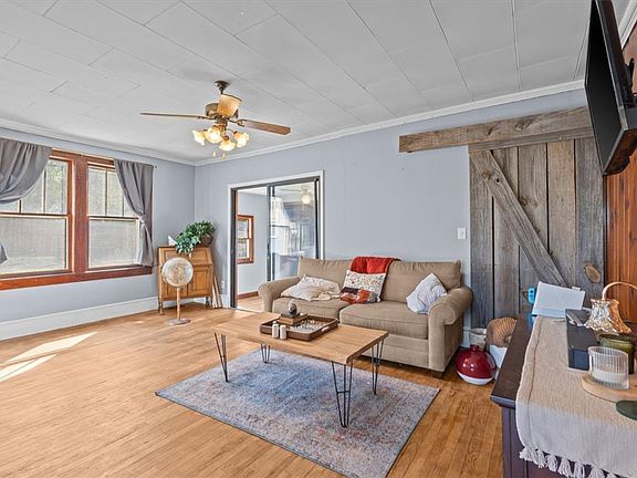 5th image of 411 Rose St